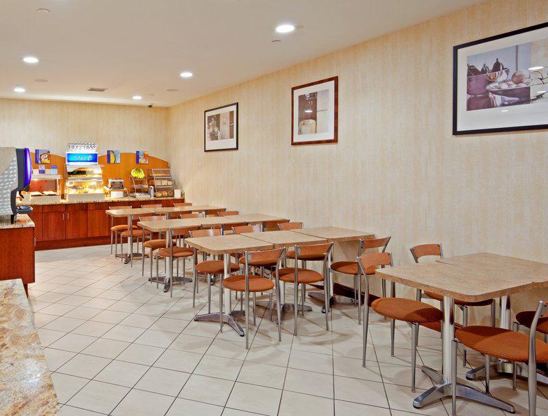 拉瓜迪亚机场智选假日酒店 纽约 餐厅 照片